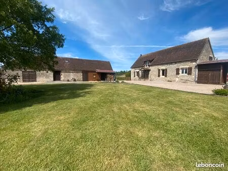 maison en pierre avec dépendance