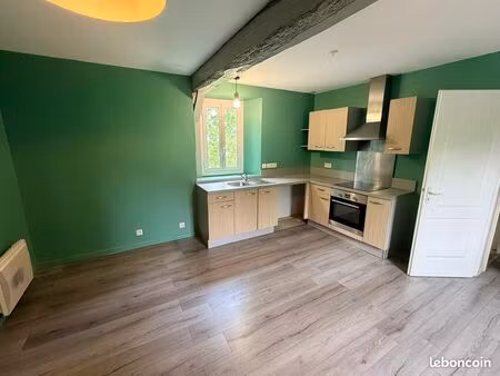 t3 49 m² traversant – dernier étage – centre-ville – stationnement facile