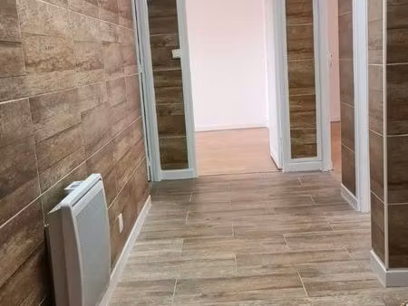 appt type 3. hall d'entrée  une cuisine séparée   salle de douche avec wc  2 chambres   1 