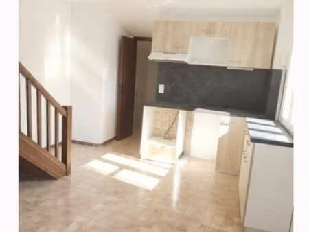 grand garage et jardin pour cette maison de ville