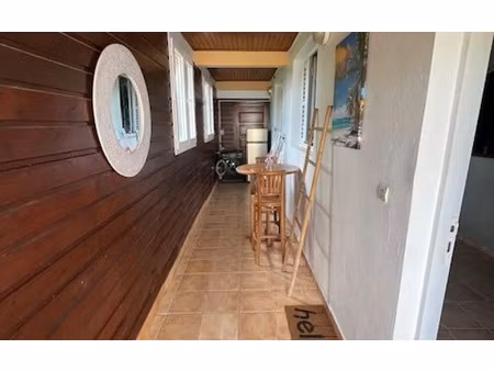 location appartement  m² t-2 à le françois  700 €
