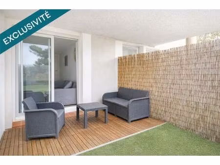 t2 rénové en rez-de-jardin au cœur de la pinède
