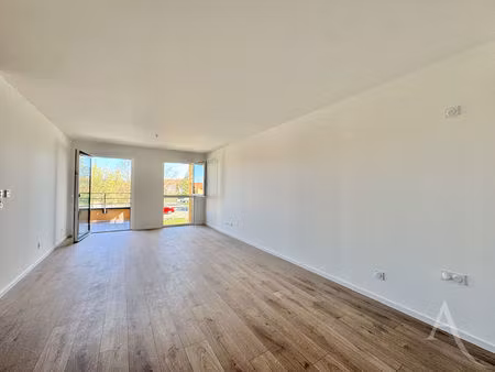 t3 flambant neuf avec sa terrasse de 10m² + 2 parkings extérieurs