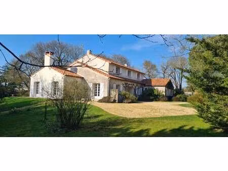 vente maison à clisson (44190) : à vendre / 275m² clisson