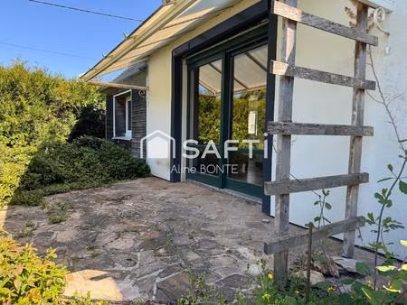maison sur sous-sol avec un hangar et un local