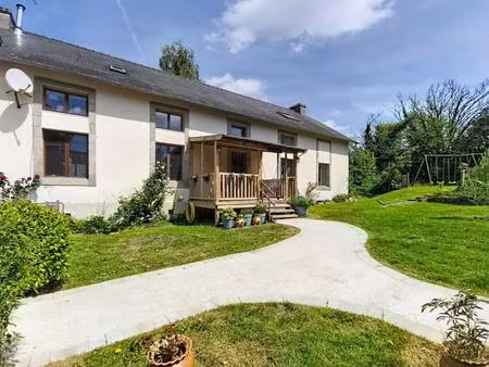 ancienne école rénovée en grande maison familiale en campagne de pleyben