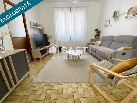 maison lumineuse avec 3 chambres et une cour intérieure