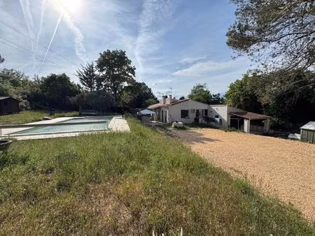 maison en pleine campagne avec piscine et studio.