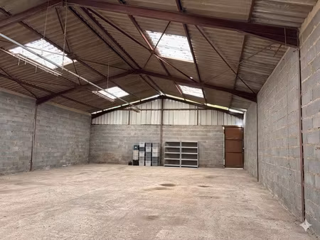 hangard 145 m2 sur parcelle de 1800 m2 à jouy