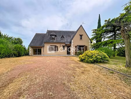 charmante maison de 4 chambres avec hangar et grand terrain
