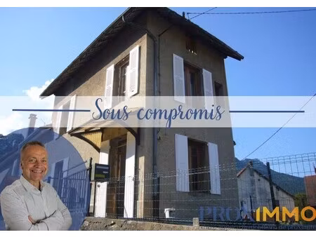 maison de village sur les hauteurs avec garage .