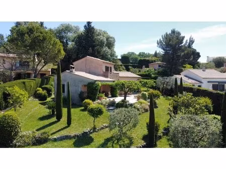 villa provençale exposée sud-ouest  proche du village