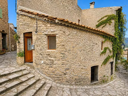 grambois  charmante maison de village en pierre