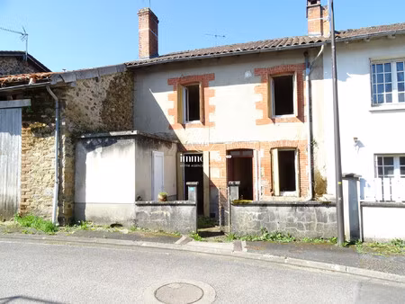 maison en pierre avec extérieur à finir de rénover