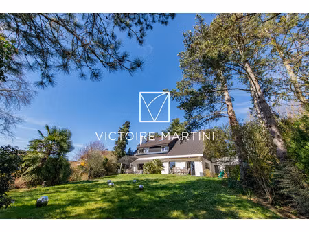 maison 10 pièces - 318 m²