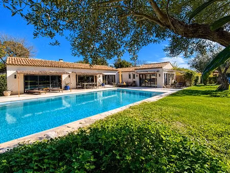 élégante villa rénovée avec piscine et pool house  à proximité du golf de beauvallon