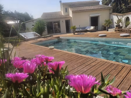 eyragues - maison 4 chambres avec beau terrain et piscine