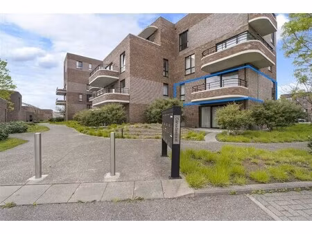 te koop: stijlvol appartement met zuidgericht terras én kanaalzicht in hasselt!