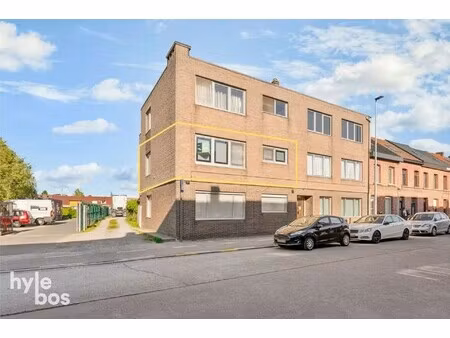 ruim lichtrijk hoekappartement met garage