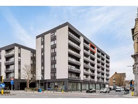 zeer mooi gerenoveerd appartement met 2 slaapkamers en garage!