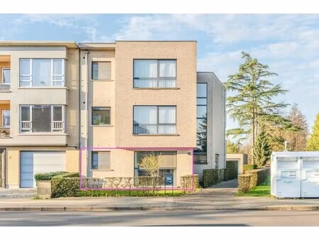 ideaal gelegen gelijkvloers appartement met garage