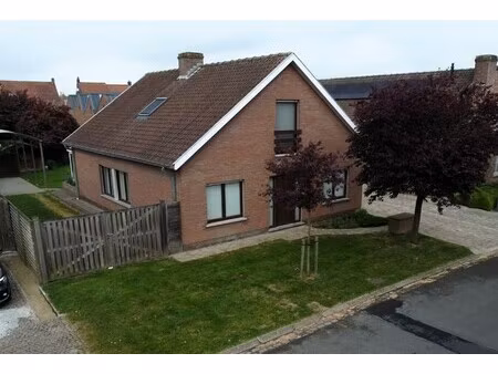ruime woning met 4 slaapkamers en grote garage