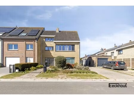 rustig gelegen woning met zonnige tuin en ruime garage!