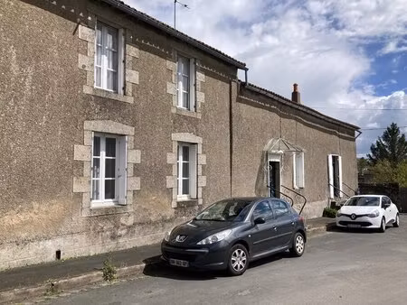 en périphérie de la ville  grande maison de ville à rénover