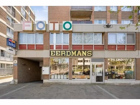 gelijkvloers handelspand met bovenliggend appartement.