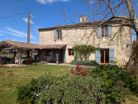 charmante maison de trois chambres avec deux gîtes  4 hectares