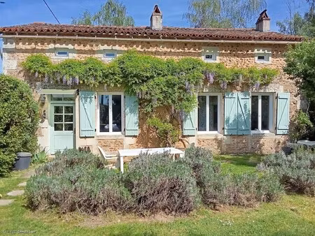 belle charentaise avec gîte  piscine et grange sur1 hectare. nanteuil-en-vallée 16700