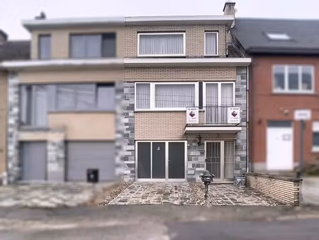 rustig gelegen en ruime woning met 3 slpk  tuin én garage!