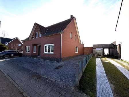 vrijstaande woning met veel potentieel op mooie locatie.