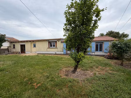 aisne (85) adorable longere en pierres avec materiaux a finir de renover sur 515m² avec de