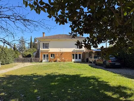 maison spacieuse composée de deux logements indépendants avec jardin de ville clos