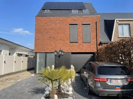 nieuwbouwwoning met 4 slpks  3 badk en tuin