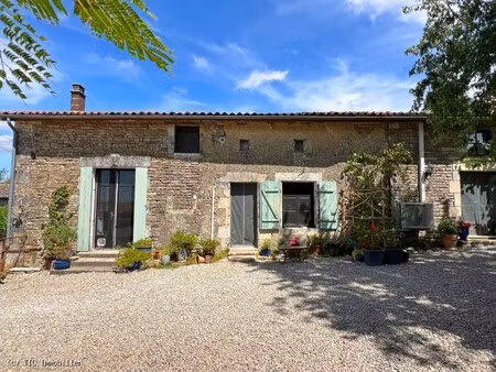 jolie maison de village avec beau jardin