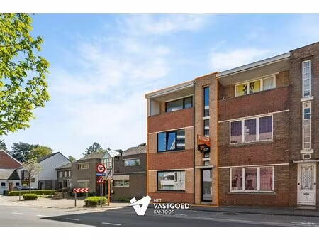 te renoveren stadswoning met ruime tuin en garage in beringen-centrum