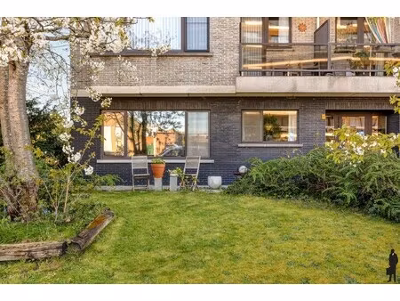 ruim gelijkvloers hoekappartement met tuin en grote garage