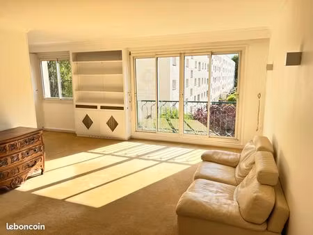 appartement très ensoleillé à ville d’avray  résidence monastère