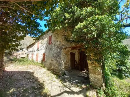 unique ! ancienne ferme à rénover sur 15ha de patures et bois .