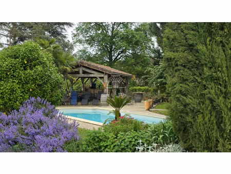 propriete avec gite et camping - terrain d'environ 1ha et piscine / proche condom