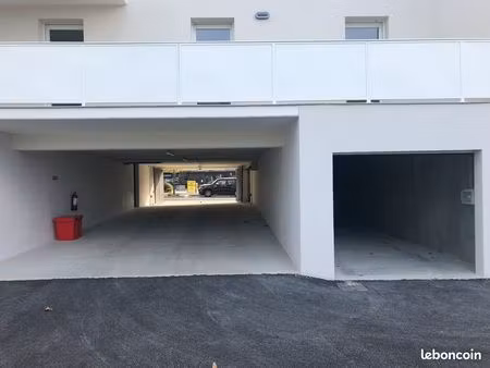 grand garage /box double 30m2 le taillan centre