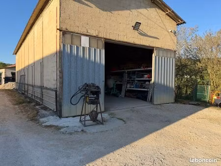 bâtiment entrepôt hangar de stockage