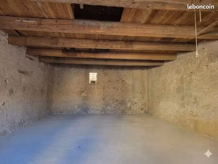 « espace de stockage / cave propre – idéal déménagement ou surplus »