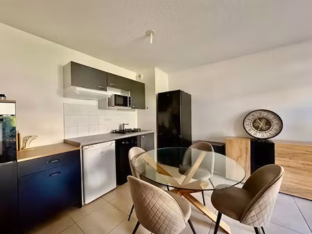 t2 loué en rez-de-chaussée avec terrasse  piscine et stationnement