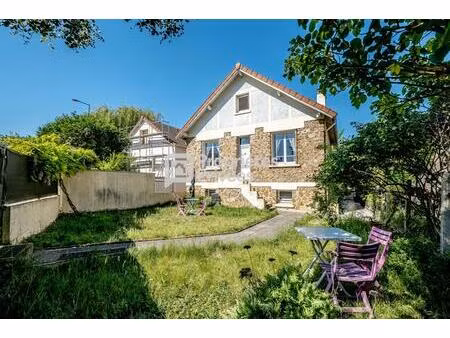 maison familiale ensoleillée de 126m² habitable (161m² au sol) sur terrain de 294 m² à cac