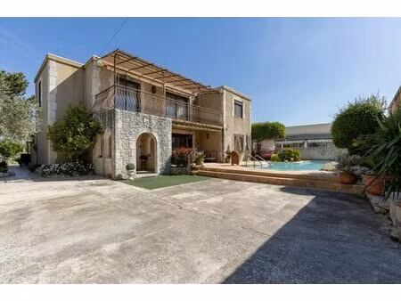 maison de 7 pièces de 238 m² à gignac-la-nerthe