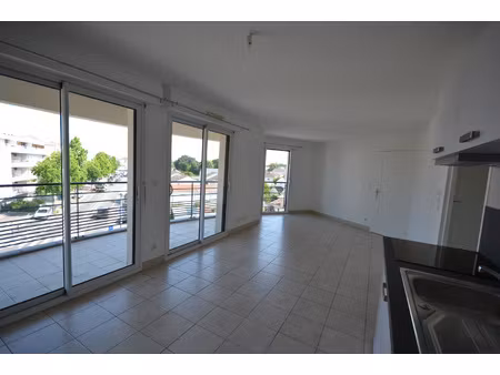 nantes t2 - quartier doulon - terrasse et parking
