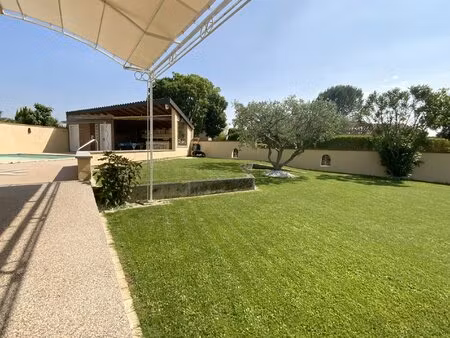 villa plain pied sur 1000 m2 de terrain avec piscine.